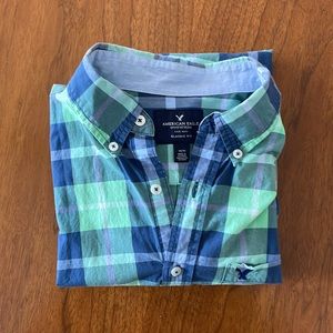 American eagle long sleeved dress shirt.size medium classic fit.